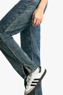 Store boohoo Basics Split Hem Straight Leg Jeans vintage wash