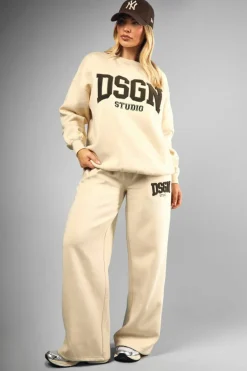 Store boohoo Dsgn Studio Towelling Applique Straight Leg Jogger stone