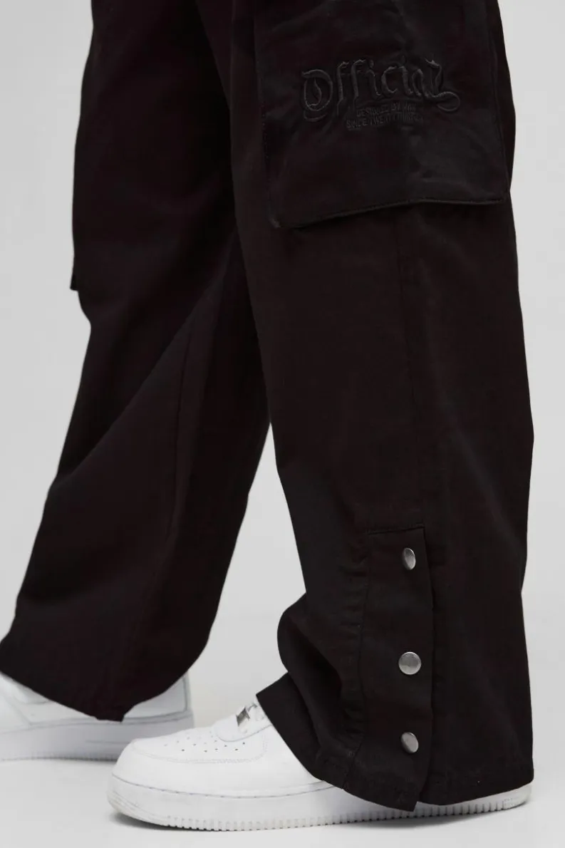 Store boohooMAN Elasticated Waist Baggy Brushed Twill Embroidery Cargo Trousers black