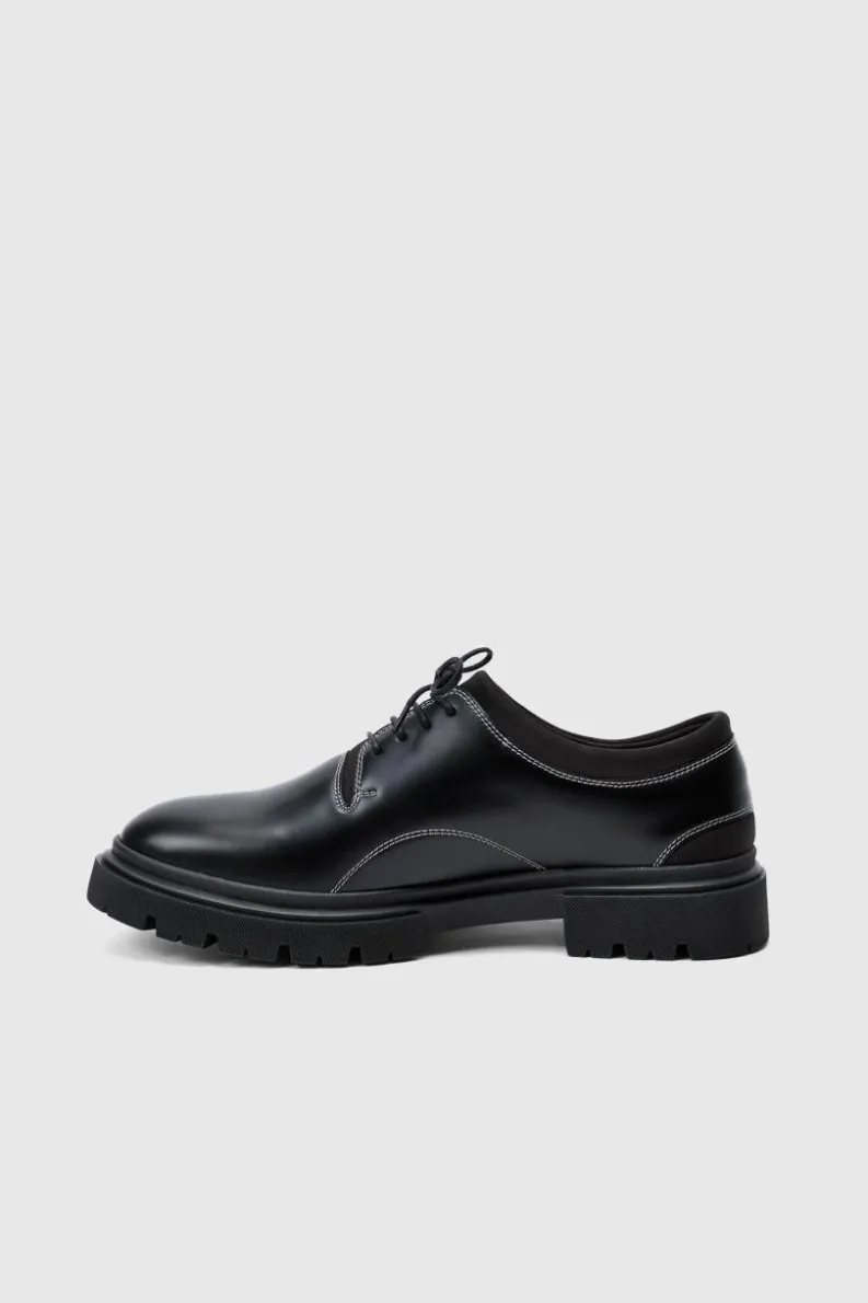 Store boohooMAN Faux Leather Contrast Stitch Brogue In black