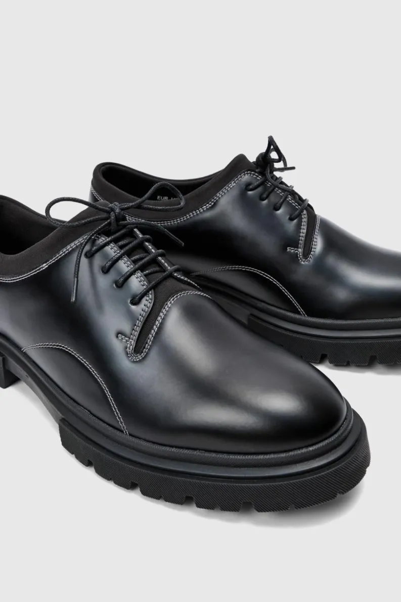 Store boohooMAN Faux Leather Contrast Stitch Brogue In black