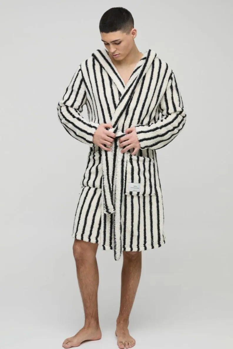 Store boohooMAN Heavyweight Stripe Fleece Robe With Woven Tab beige