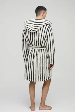 Store boohooMAN Heavyweight Stripe Fleece Robe With Woven Tab beige