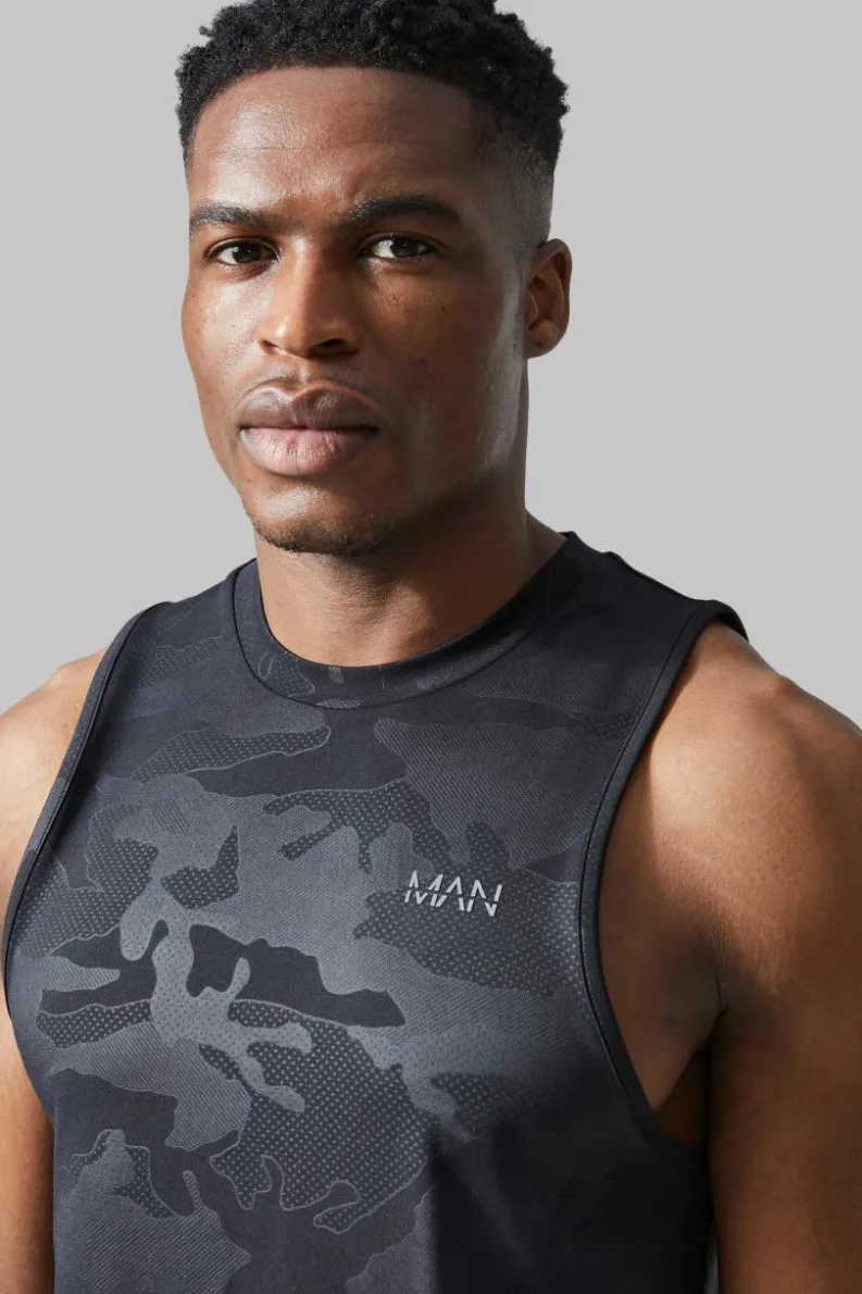Store boohooMAN Man Active Camo Racer Performance Regular Fit Tank black