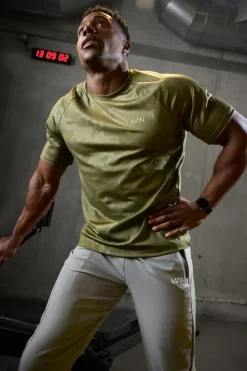 Discount boohooMAN Man Active Camo Raglan Performance T-shirt khaki