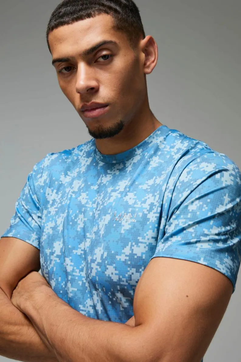 Clearance boohooMAN Man Active Geo Camo Performance Regular Fit T-shirt blue