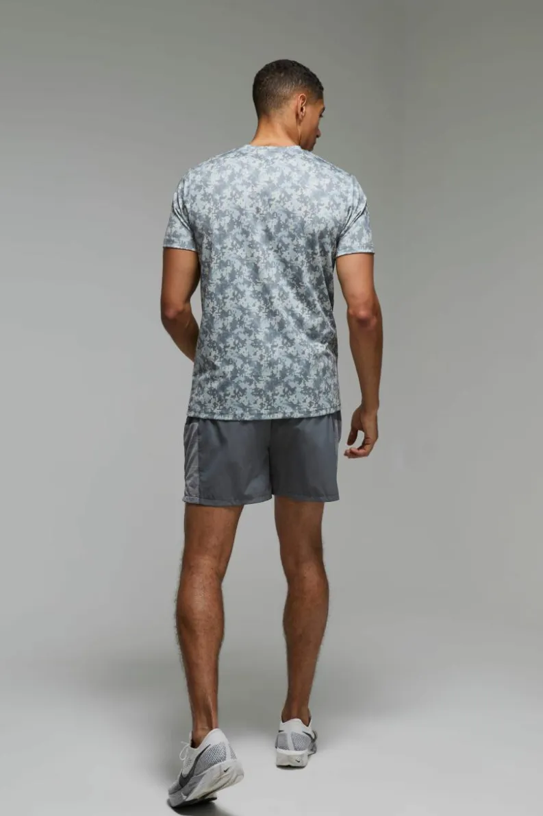 Store boohooMAN Man Active Geo Camo Performance Regular Fit T-shirt grey
