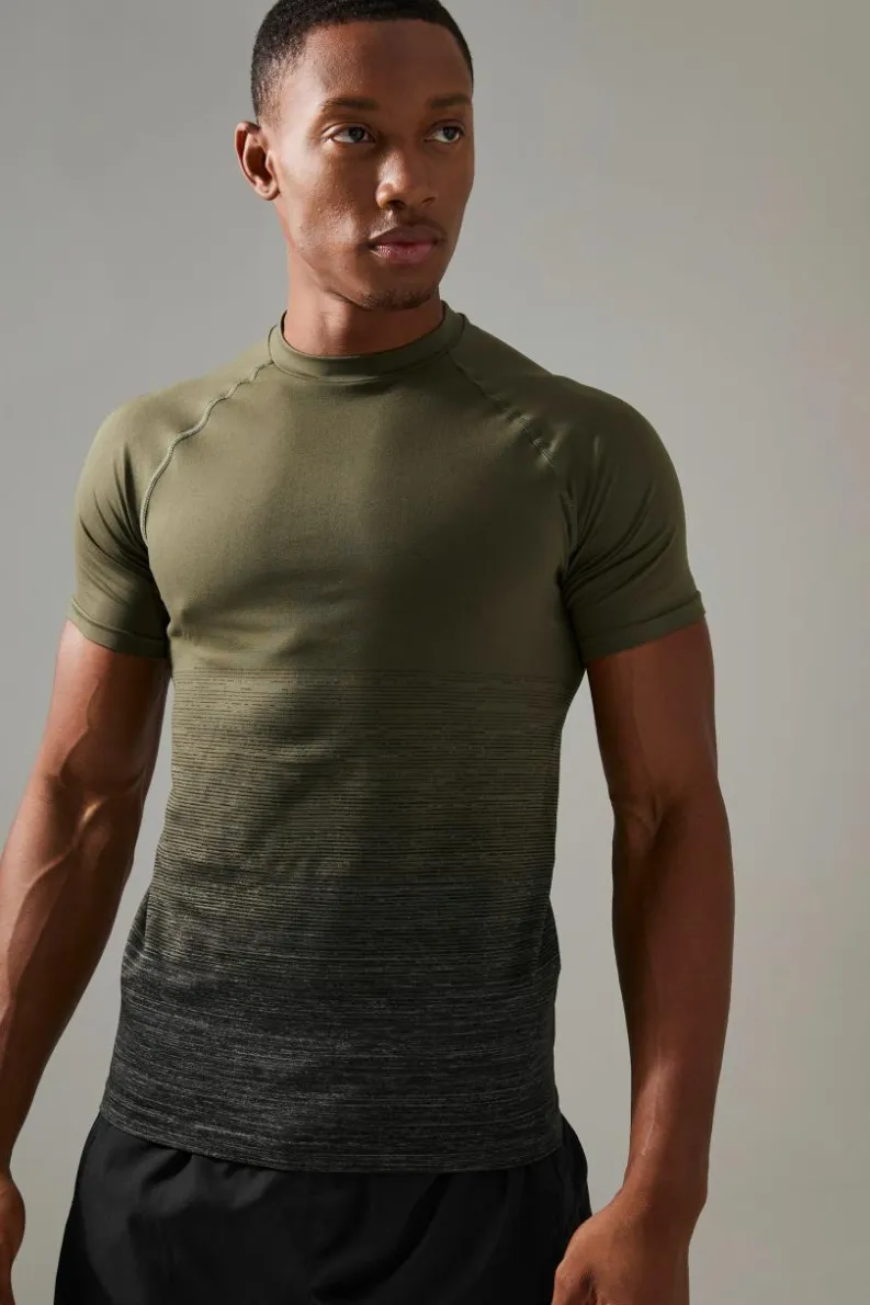 Store boohooMAN Man Active Ombre Seamless Muscle Fit T-shirt khaki