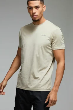 Sale boohooMAN Man Active Performance Regular Fit T-shirt taupe