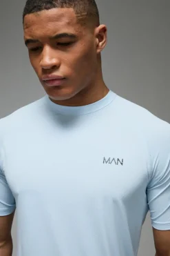 Store boohooMAN Man Active Performance Regular Fit Raglan T-shirt light blue