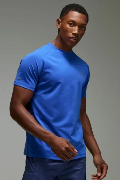 Online boohooMAN Man Active Raglan Regular Fit T-shirt cobalt