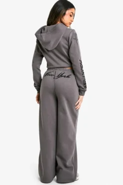Store boohoo New York Tattoo Print Zip Through Shrunken Tracksuit charcoal