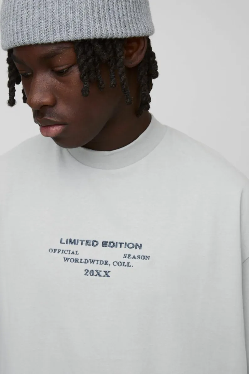 Fashion boohooMAN Oversized Boxy Extended Neck Peached Heavyweight T-shirt light grey