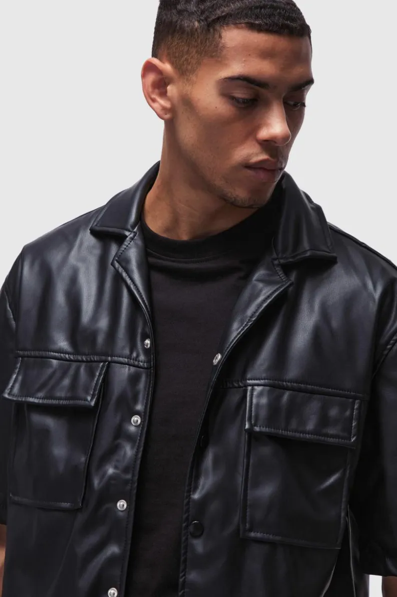Store boohooMAN Oversized PU Short Sleeve Overshirt black
