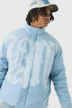 Outlet boohooMAN Oversized Spray M Print Funnel Neck Puffer Jacket In Blue light blue