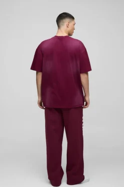 Online boohooMAN Oversized Spray Wash T-shirt burgundy