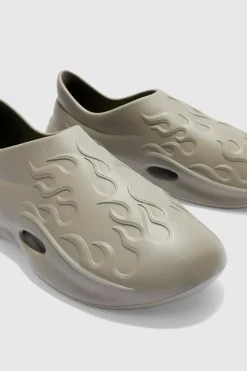 Store boohooMAN Perforated Flame Moulded Mule stone