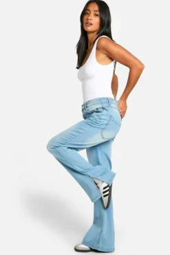 Online boohoo Petite Butt Shaper Stretch Flared Jeans light wash