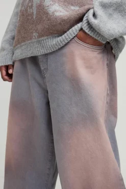 Store boohooMAN Plus Baggy Bleached Overdye Jeans grey
