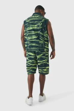 Online boohooMAN Plus Bleach Wash Denim Gilet green