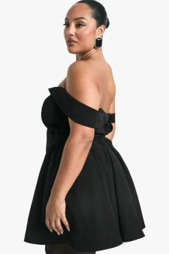 Store boohoo Plus Off The Shoulder Pleated Skater Dress black