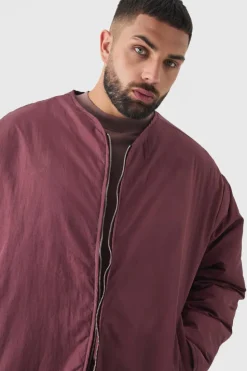 Store boohooMAN Plus Oversized Collarless Padded Bomber Jacket In wine