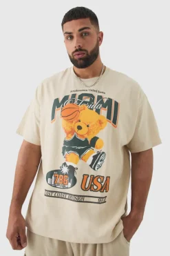 Online boohooMAN Plus Oversized Varsity Teddy Graphic T-shirt sand