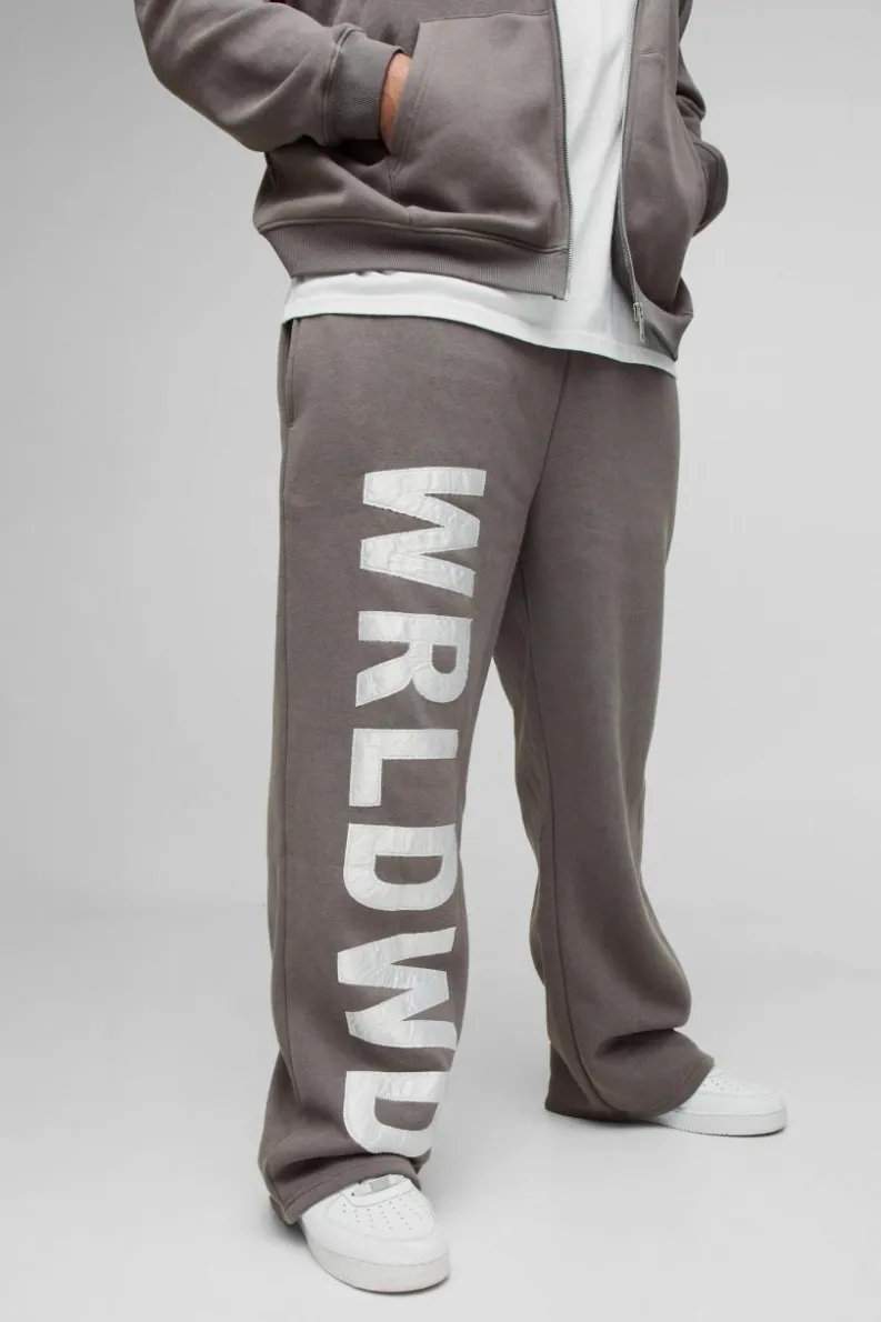 Online boohooMAN Plus Relaxed Satin Applique WRLDWD Jogger charcoal