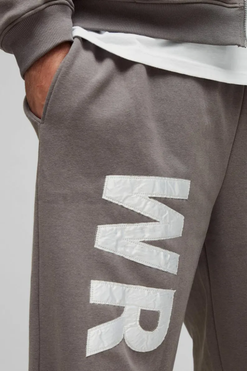Online boohooMAN Plus Relaxed Satin Applique WRLDWD Jogger charcoal