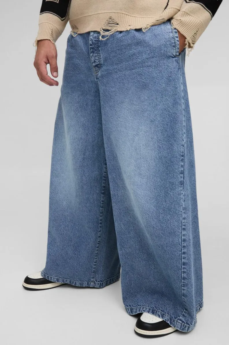 Best Sale boohooMAN Plus Twist Seam Pleat Wide Leg Jeans light wash
