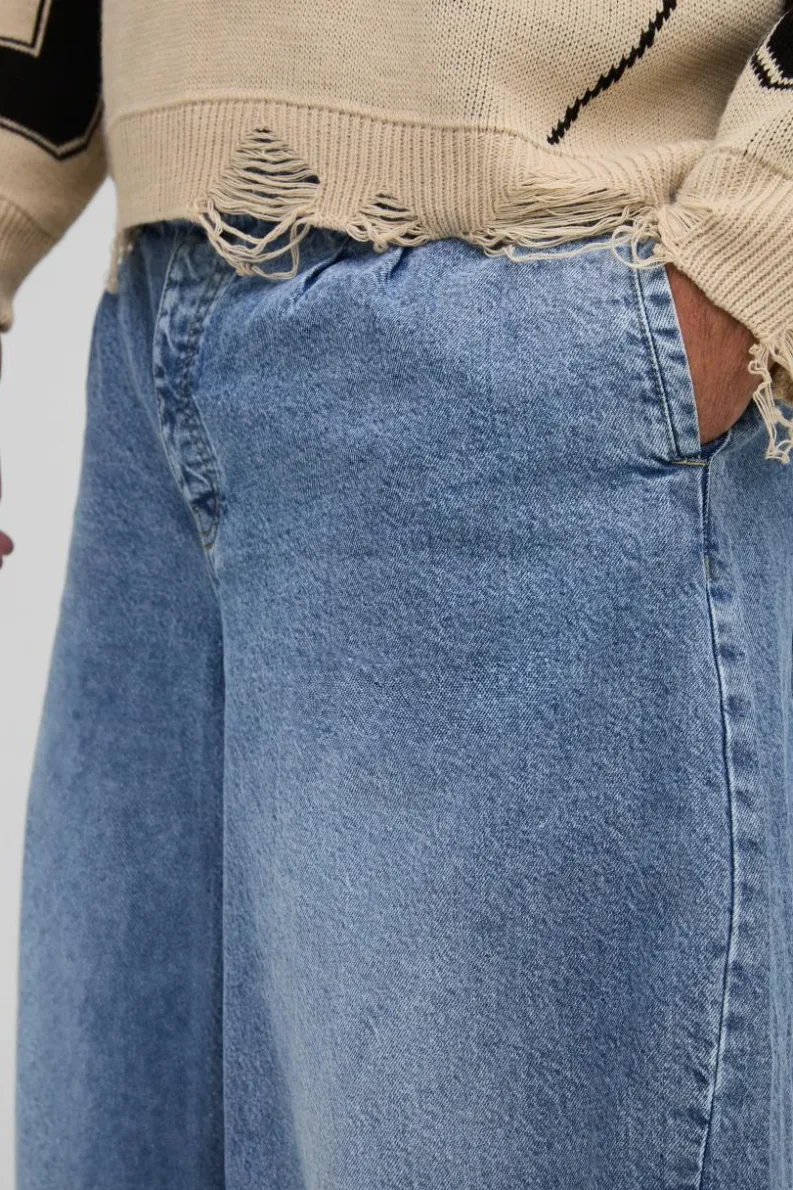 Best Sale boohooMAN Plus Twist Seam Pleat Wide Leg Jeans light wash