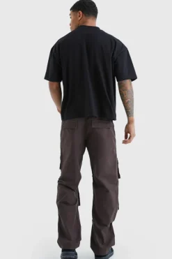 Store boohooMAN Relaxed Multi Cargo Ripstop Trouser With Tonal Embroidery chocolate