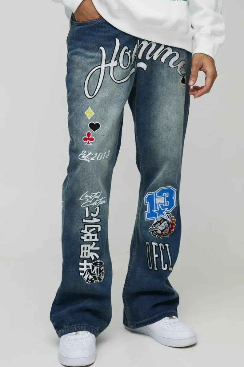 Store boohooMAN Relaxed Rigid Flared Gusset Varsity Applique Badge Jeans vintage blue