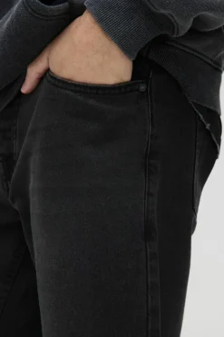 Store boohooMAN Straight Rigid Jean In charcoal