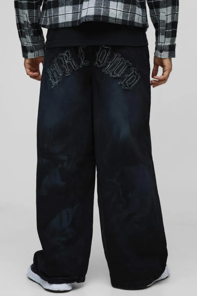 Store boohooMAN Super Baggy Rigid Crinkle Wash Applique Denim Jeans washed black