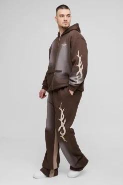 Best Sale boohooMAN Tall Oversized Zip Thru Graphic Spray Wash Hooded Relaxed Flare Tracksuit chocolate