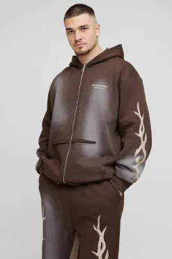 Best Sale boohooMAN Tall Oversized Zip Thru Graphic Spray Wash Hooded Relaxed Flare Tracksuit chocolate